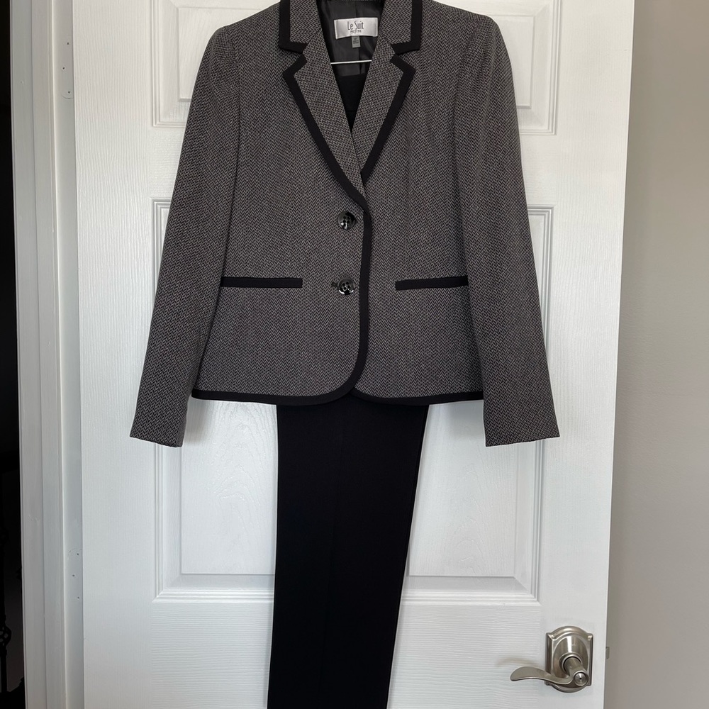 Le Suit 2 piece Pantsuit